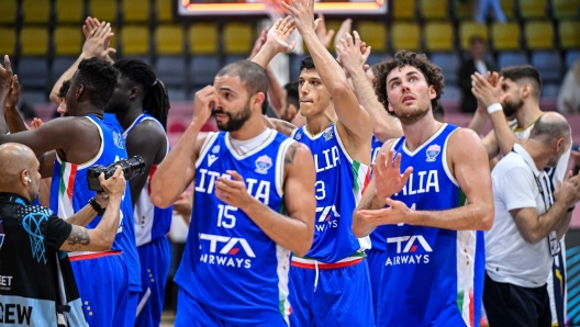 Simone Fontecchio in action during Italy vs Bosnia and Herzegovina FIBA Eurobasket 2025 game.