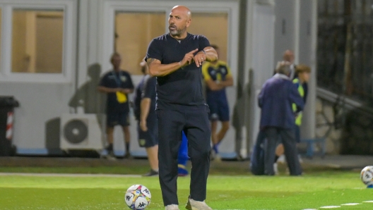 Antonio Calabro in panchina durante una partita della Carrarese.