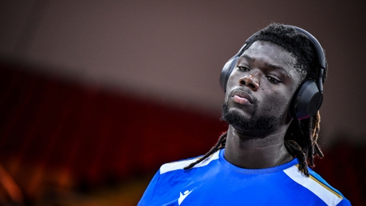 Мохамед Момо Диуф из Италии во время матча с Испанией на Евробаскете FIBA 2025.