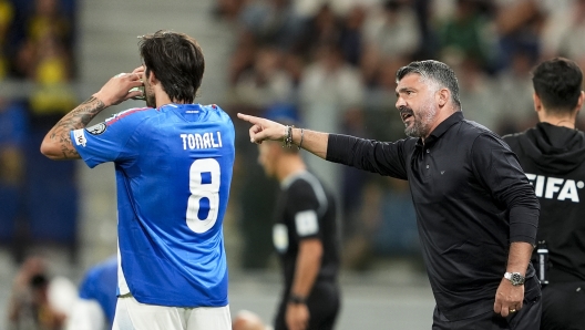 Italy`s headcoach Gennaro Gattuso speaks to Alessandro Tonali