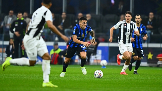 Lautaro Martinez in azione durante la partita Inter-Juventus