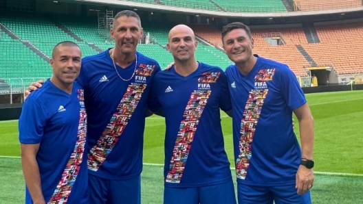 Immagine di un Legends Match a San Siro con ex calciatori in campo