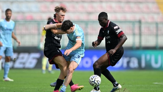 Immagine di campo da calcio con giocatori