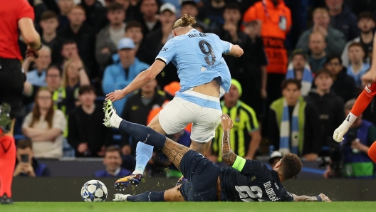 Giovanni Di Lorenzo receiving a red card during Manchester City vs Napoli.