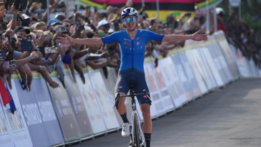 Lorenzo Finn celebrating his U23 World Championship victory in Rwanda