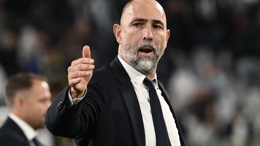 Juventus' Croatian coach Igor Tudor gestures after the Italian Serie A football match between Juventus FC and Atalanta at the Allianz stadium in Turin, northern Italy on September 27, 2025. (Photo by Isabella BONOTTO / AFP)