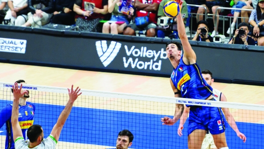 Alessandro Michieletto holding the World Championship MVP trophy in Manila