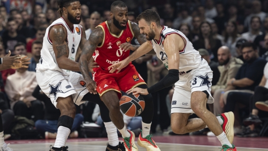 Marko Guduric and Devin Booker defending