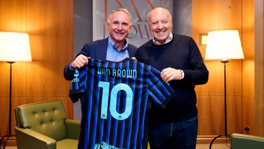 Dan Brown meeting Giuseppe Marotta and holding an Inter Milan jersey