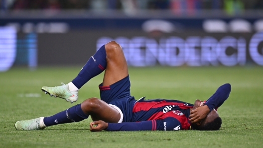 Jhon Lucumi del Bologna infortunato durante una partita di Serie A.