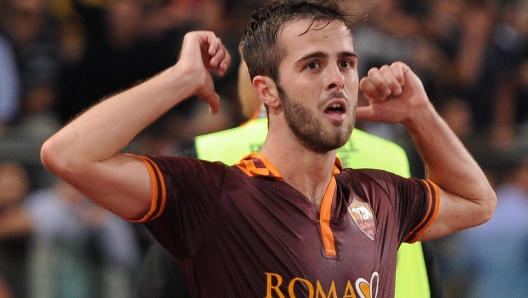 Miralem Pjanic celebra un gol con la Roma