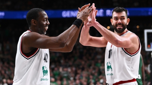 Игроки «Жальгириса» и «Олимпии Милан» в игре Евролиги