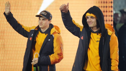 LAS VEGAS, NEVADA - NOVEMBER 22: Oscar Piastri of Australia and McLaren and Lando Norris of Great Britain and McLaren wave on the drivers parade prior to the F1 Grand Prix of Las Vegas at Las Vegas Strip Circuit on November 22, 2025 in Las Vegas, Nevada.   Chris Graythen/Getty Images/AFP (Photo by Chris Graythen / GETTY IMAGES NORTH AMERICA / Getty Images via AFP)