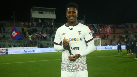 Cagliari    Yael Fritz Junior Trepy  player of the match panini   goal2-2-2  during the Serie A soccer match between Cremonese and   Cagliari   at the Giovanni Zini in Cremona, north west Italy - GiovedÃ¬ , 8  Gennaio   2026. Sport - Soccer . (Photo by Alberto Marianii/Lapresse)