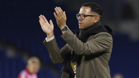 epa12630532 (FILE) - Strasbourg's head coach Liam Rosenior greets supporters ahead of the UEFA Europa Conference League league phase soccer match between RC Strasbourg and Jagiellonia Bialystok, in Strasbourg, France, 23 October 2025 (re-issued 06 January 2026). Chelsea FC has appointed Liam Rosenior as new head coach the club announced on 06 January 2026.  EPA/MOHAMED MESSARA