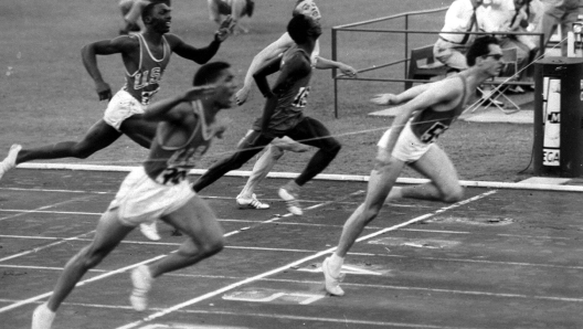L'atleta Livio Berruti vince nella finale dei 200 metri alle Olimpiadi del 1960 a Roma. ANSA/ARCHIVIO/DRN