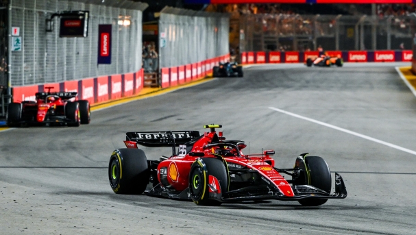 SINGAPORE, SINGAPORE - SEPTEMBER 17: Carlos Sainz of Spain driving (55) the Ferrari SF-23 leads Charles Leclerc of Monaco driving the (16) Ferrari SF-23 during the F1 Grand Prix of Singapore at Marina Bay Street Circuit on September 17, 2023 in Singapore, Singapore. (Photo by Clive Mason/Getty Images)