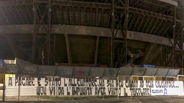 Lo striscione posto all'esterno dello stadio ' Maradona'  di Napoli dagli ultras della curva A di incitamento ai giocatori dopo l'esonero dell'allenatore  Garcia, 22  novembre 2023. ANSA