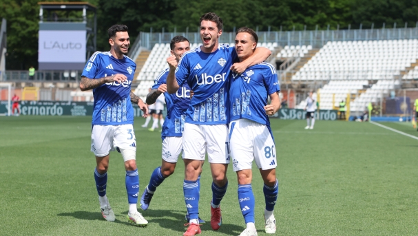 Como?s Como 1907's Maxence Caqueret celebrate during the Serie A Enilive 2024/2025 soccer match between Como and Cagliari at the Giuseppe Sinigaglia stadium in Como, north Italy - Saturday May 10 2025 Sport - Soccer. (Photo by Antonio Saia/LaPresse)