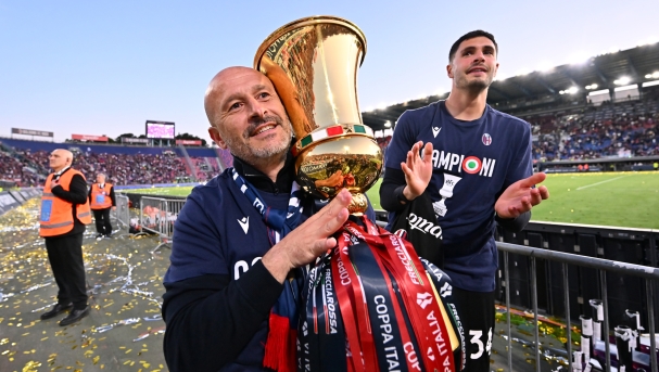 BOLOGNA, ITALY - MAY 24: Vincenzo Italiano, Head Coach of Bologna, lifts the Coppa Italia trophy following the Serie A match between Bologna and Genoa at Stadio Renato Dall'Ara on May 24, 2025 in Bologna, Italy. (Photo by Alessandro Sabattini/Getty Images)