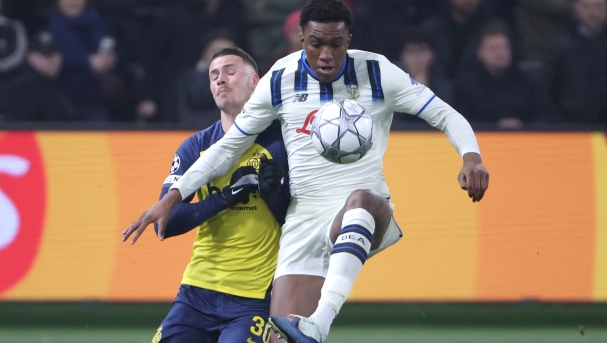 Union SG's Raul Florucz, left, and Atalanta's Honest Ahanor challenge for the ball during the Champions League opening phase soccer match between Union Saint-Gilloise and Atalanta, in Brussels, Wednesday, Jan. 28, 2026. (AP Photo/Omar Havana)