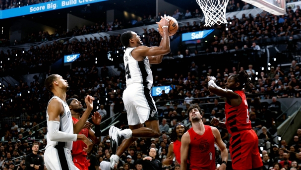 De'aaron Fox #4 of the San Antonio Spurs shoots the ball against the Portland Trail Blazers during the third quarter in Game Five of the First Round of the NBA Western Conference Playoffs at Frost Bank Center on April 28, 2026 in San Antonio, Texas. NOTE TO USER: User expressly acknowledges and agrees that, by downloading and or using this photograph, User is consenting to the terms and conditions of the Getty Images License Agreement.   Ronald Cortes/Getty Images/AFP (Photo by Ronald Cortes / GETTY IMAGES NORTH AMERICA / Getty Images via AFP)
