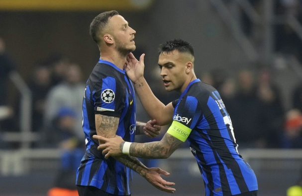 Inter Milan's Marko Arnautovic, reacts after missing to score besides team mate Inter Milan's Lautaro Martinez during the Champions League, round of 16, first leg soccer match between Inter Milan and Atletico Madrid, at the San Siro stadium in Milan, Italy, Tuesday, Feb 20, 2024. (AP Photo/Luca Bruno)