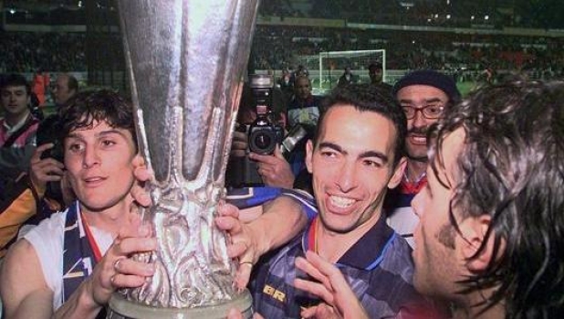 Youri Djorkaeff (53 anni) con la Coppa Uefa vinta contro la Lazio nel 1998. GETTY