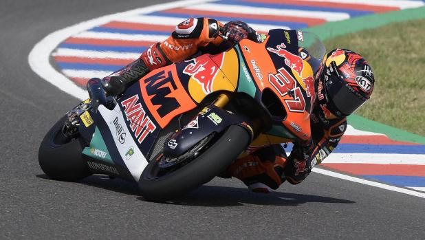 Kalex Red Bull KTM Ajo Spanish rider Augusto Fernandez takes part in the free practice 1 of the Argentina Grand Prix Moto2 at the Termas de Rio Hondo circuit, in Termas de Rio Hondo, in the Argentine northern province of Santiago del Estero, on April 2, 2022. (Photo by JUAN MABROMATA / AFP)