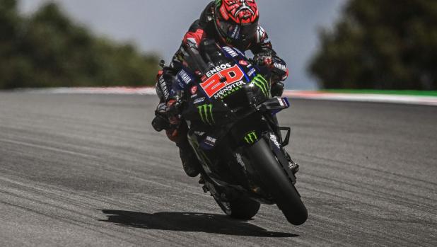 TOPSHOT - Yamaha French rider Fabio Quartararo rides during the qualifying session of the MotoGP Portuguese Grand Prix at the Algarve International Circuit in Portimao on April 23, 2022. (Photo by PATRICIA DE MELO MOREIRA / AFP)