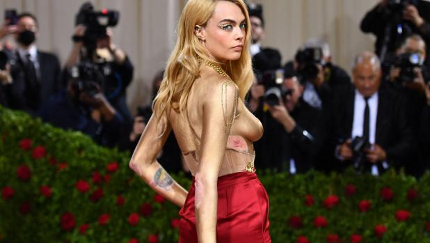 British model Cara Delevingne arrives for the 2022 Met Gala at the Metropolitan Museum of Art on May 2, 2022, in New York. - The Gala raises money for the Metropolitan Museum of Art's Costume Institute. The Gala's 2022 theme is "In America: An Anthology of Fashion". (Photo by ANGELA WEISS / AFP)