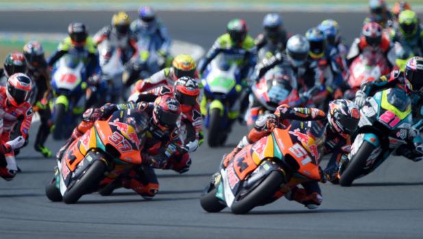 Riders take the start of the Moto 2 race at the French Moto GP Grand Prix, at the Bugatti circuit in Le Mans, northwestern France, on May 15, 2022. (Photo by JEAN-FRANCOIS MONIER / AFP)