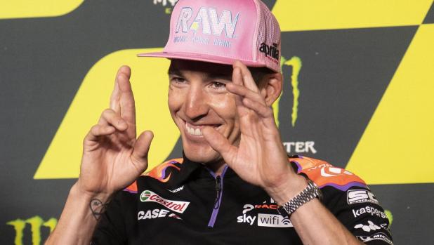 epa09992207 Spanish MotoGP rider Aleix Espargaro of the Aprilia Racing Factory team reacts during a press conference in Montmelo, near Barcelona, Spain, 02 June 2022. The Motorcycling Grand Prix of Catalonia will take place on 05 June 2022.  EPA/Enric Fontcuberta