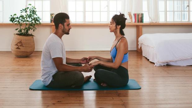 Yoga in coppia posizioni semplici per cominciare