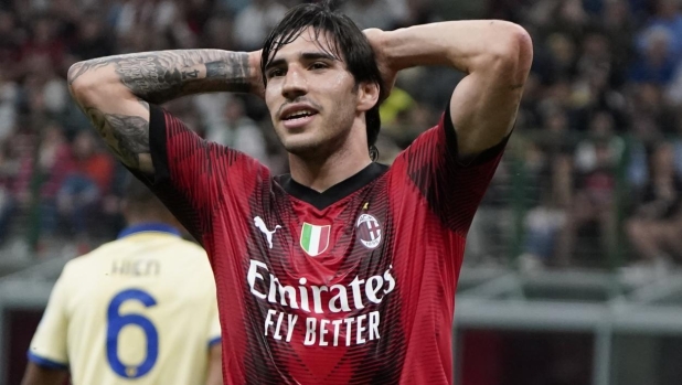MILAN, ITALY - JUNE 04: Sandro Tonali of AC Milan reacts during the Serie A match between AC MIlan and Hellas Verona at Stadio Giuseppe Meazza on June 04, 2023 in Milan, Italy. (Photo by Pier Marco Tacca/AC Milan via Getty Images)