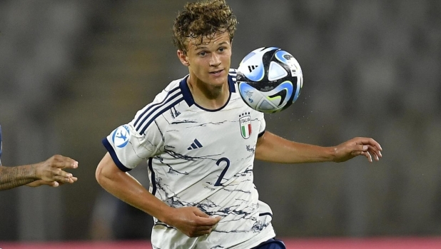 epa10706676 Italy's Giorgio Scalvini (R) in action against France's Bradley Barcola (L) during the UEFA Under-21 Championship group stage match between France and Italy in Cluj-Napoca, Romania, 22 June 2023.  EPA/ALEX NICODIM