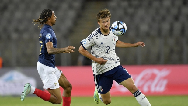 epa10706676 Italy's Giorgio Scalvini (R) in action against France's Bradley Barcola (L) during the UEFA Under-21 Championship group stage match between France and Italy in Cluj-Napoca, Romania, 22 June 2023.  EPA/ALEX NICODIM