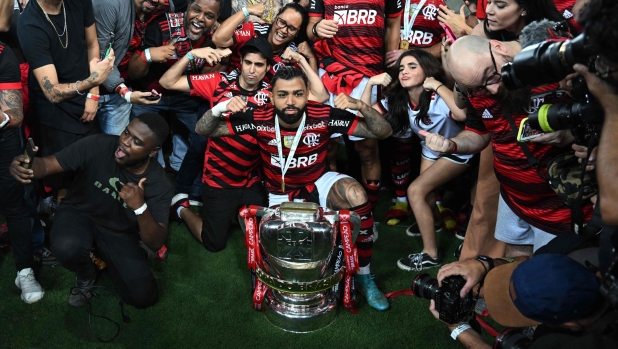 Flamengo's Gabriel Barbosa (C), aka Gabigol, celebrates with the trophy after his team defeated Corinthians by penalty shootout during the Brazil Cup final second leg football match at Maracana stadium in Rio de Janeiro, Brazil, on October 19, 2022. (Photo by CARL DE SOUZA / AFP)