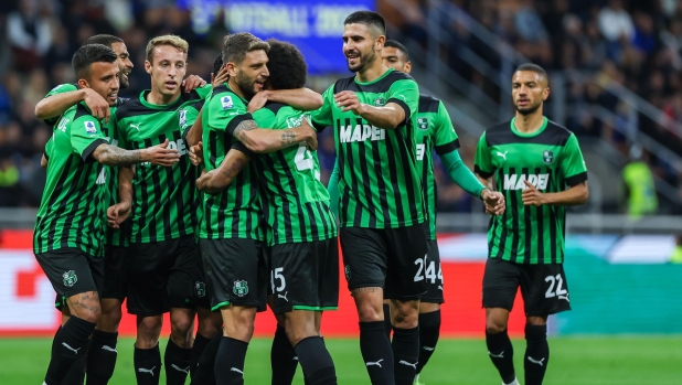 MILAN, ITALY - 2023/05/13: Domenico Berardi of US Sassuolo (C) celebrates with his teammates after scoring a goal during the Serie A 2022/23 football match between FC Internazionale and US Sassuolo at Giuseppe Meazza Stadium. Final score: Inter 4:2 Sassuolo. (Photo by Fabrizio Carabelli/SOPA Images/LightRocket via Getty Images)
