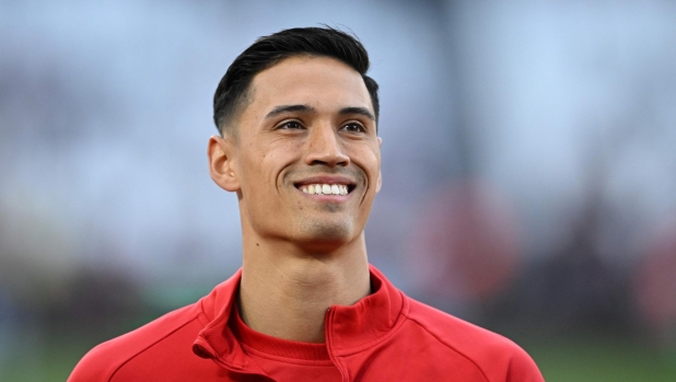 AZ Alkmaar's Dutch midfielder Tijjani Reijnders warms up ahead of the UEFA Europa Conference League semi-final first leg football match between West Ham United and AZ Alkmaar at the London Stadium in east London on May 11, 2023. (Photo by JUSTIN TALLIS / AFP)