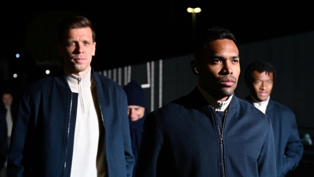 TURIN, ITALY - FEBRUARY 28: (L-R) Juventus goalkeeper Wojciech Szczesny and Alex Sandro arrive at the stadium prior to the Serie A match between Juventus and Torino FC at Allianz Stadium on February 28, 2023 in Turin, Italy. (Photo by Daniele Badolato - Juventus FC/Juventus FC via Getty Images)