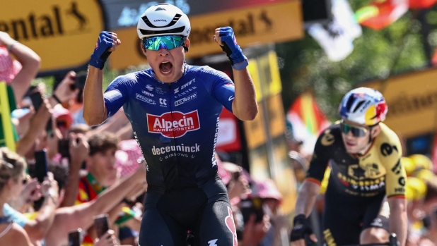 Alpecin-Deceuninck's Belgian rider Jasper Philipsen celebrates as he cycles ahead of Jumbo-Visma's Belgian rider Wout Van Aert (R) to the finish line to win the 3rd stage of the 110th edition of the Tour de France cycling race, 193,5 km between Amorebieta-Etxano in Northern Spain and Bayonne in southwestern France, on July 3, 2023. (Photo by Anne-Christine POUJOULAT / AFP)