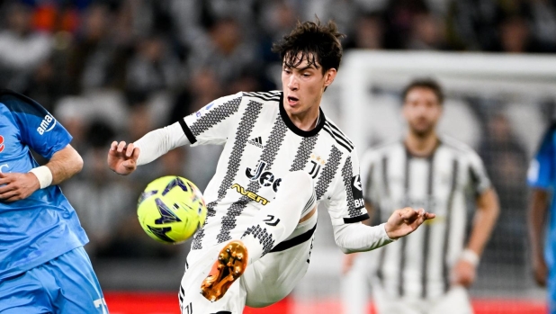 TURIN, ITALY - APRIL 23: Matias Soule of Juventus battles for the ball with Khvicha Kvaratskhelia of SSC Napoli during the Serie A match between Juventus and SSC Napoli at Allianz Stadium on April 23, 2023 in Turin. (Photo by Daniele Badolato - Juventus FC/Juventus FC via Getty Images)