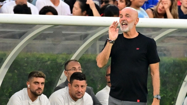 AC Milan's Italian coach Stefano Pioli (R) shouts instructions to his players from the touchline during the friendly football match between Real Madrid and AC Milan at the Rose Bowl in Pasadena, California, on July 23, 2023. (Photo by Frederic J. BROWN / AFP)