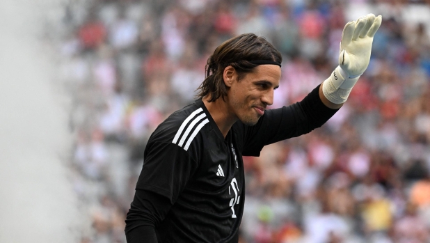 Bayern Munich's Swiss goalkeeper Yann Sommer waves during he walks in to the stadium during the team presentation of the German first division Bundesliga club Bayern Munich in the stadium in Munich, southern Germany, on July 23, 2023. (Photo by Christof STACHE / AFP)