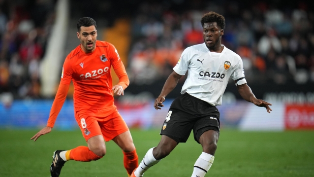 VALENCIA, SPAIN - FEBRUARY 25: Yunus Musah of Valencia CF is marked by Mikel Merino of Real Sociedad during the LaLiga Santander match between Valencia CF and Real Sociedad at Estadio Mestalla on February 25, 2023 in Valencia, Spain. (Photo by Aitor Alcalde/Getty Images)