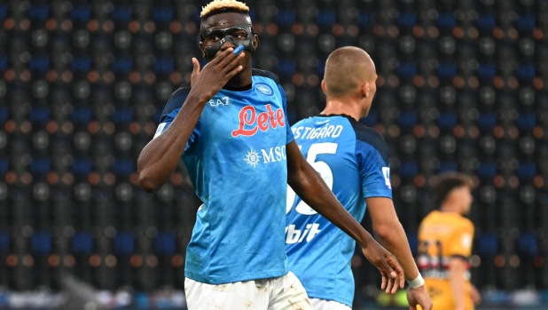 NAPLES, ITALY - JUNE 04: Victor Osimhen of SSC Napoli celebrates after scoring the team's first goal from a penalty kick during the Serie A match between SSC Napoli and UC Sampdoria at Stadio Diego Armando Maradona on June 04, 2023 in Naples, Italy. (Photo by Francesco Pecoraro/Getty Images)