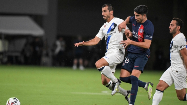 Inter Milan's Armenian midfielder Henrikh Mkhitaryan (L) fights Paris Saint-Germain's Spanish midfielder Carlos Soler (2nd R) for the ball during the football friendly match between Italy's Inter Milan and France's Paris Saint-Germain (PSG) at the National Stadium in Tokyo on August 1, 2023. (Photo by Richard A. Brooks / AFP)