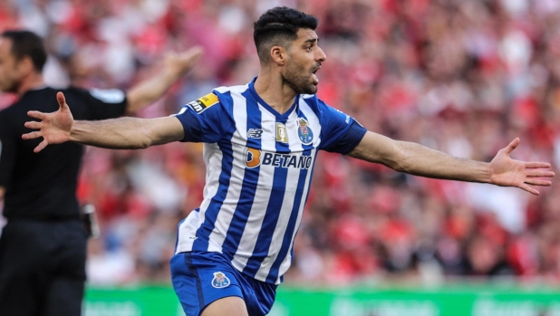 epa10563922 FC Porto player Medhi Taremi celebrates after scoring the 1-2 lead, during the Portuguese First League soccer match, between SL Benfica and FC Porto, at Luz stadium in Lisboa, Portugal, 07 April 2023.  EPA/ANTONIO COTRIM