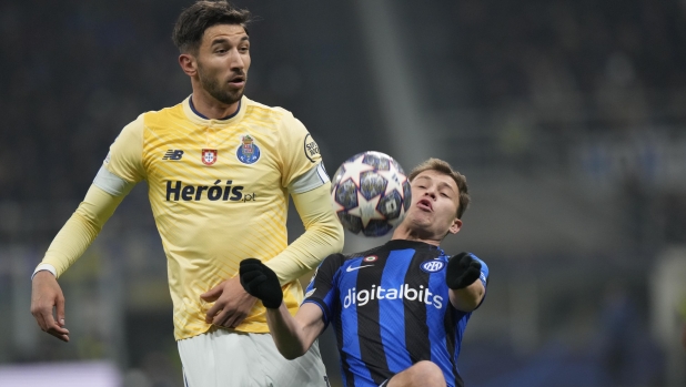 Inter Milan's Nicolo Barella, right, and Porto's Marko Grujic vie for the ball during the Champions League, round of 16, first leg soccer match between Inter Milan and Porto, at the San Siro stadium in Milan, Italy, Wednesday, Feb. 22, 2023. (AP Photo/Luca Bruno)